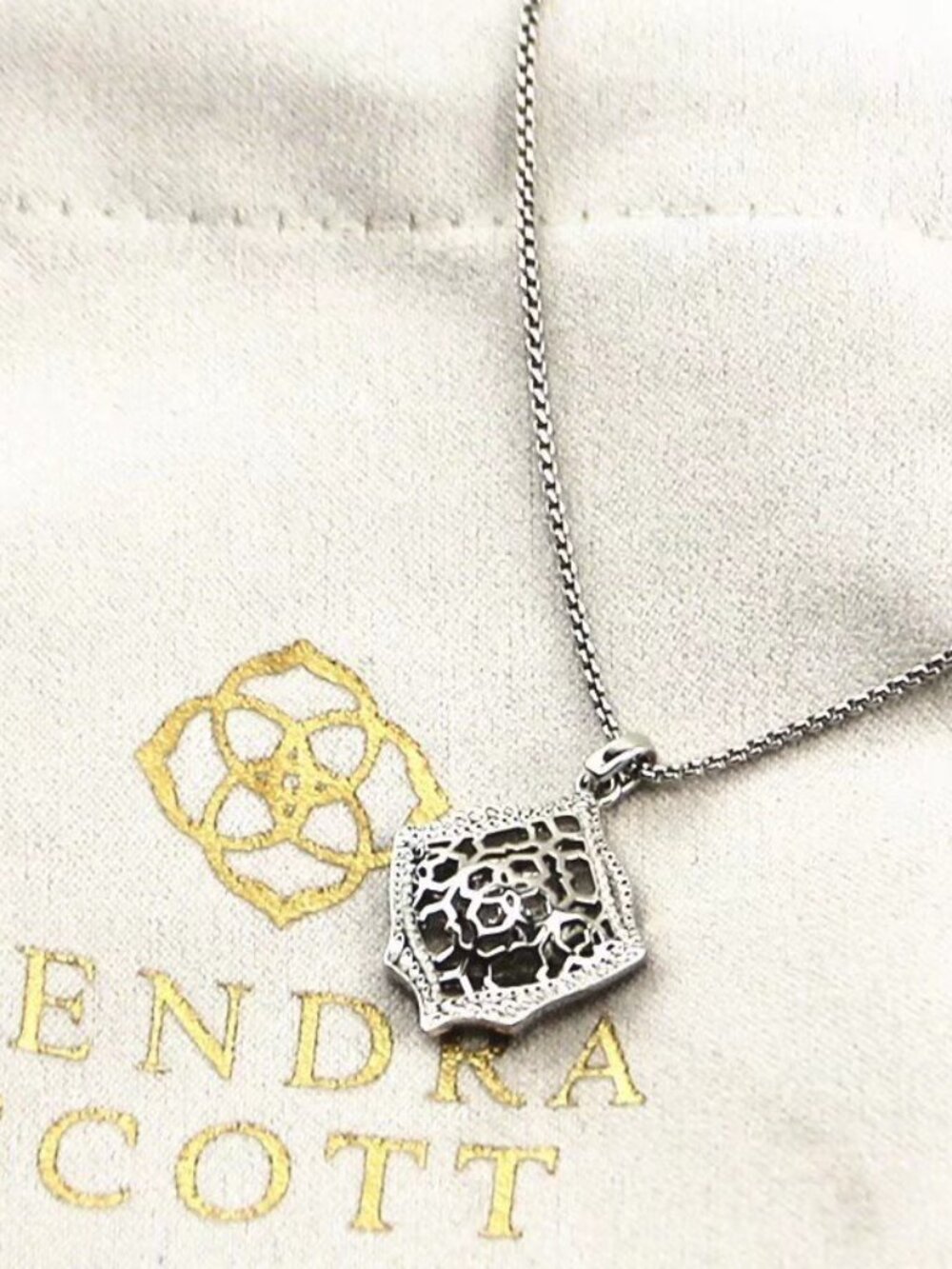 Kendra Scott necklace